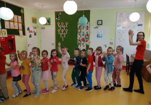 Dzieci z grupy Jaskółki i Kreciki podczas zabaw tanecznych na holu.